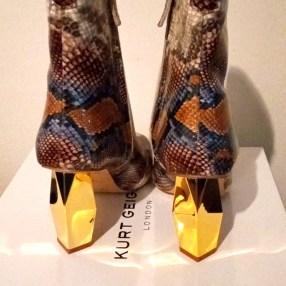 COPY - Woman's Kirk Geiger snubtoe daxson boots. New with box